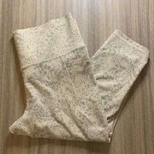 Athleta Salutation Stash Pocket II Print Capri Length Leggings! Large Petite